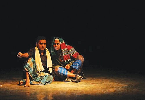 স্টুডিও থিয়েটারে মঞ্চস্থ উচ্চারণ নাট্য সম্প্রদায়ের রায় নাটকের একটি দৃশ্য