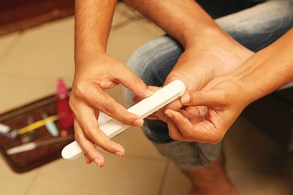 নখ ভালো রাখতে নিয়মিত নখ কাটা ও যত্ন নেওয়া চাই। ছবি: নকশা