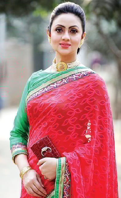 দেশের বাইরে গেলে শাড়ি পরেন