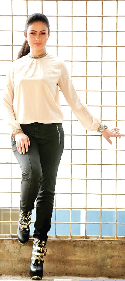 পাশ্চাত্য পোশাকে রুহি। ছবি: খালেদ সরকার