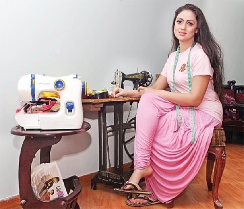 নিজের কাপড় নিজেই সেলাই করেন