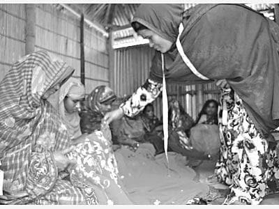 কুড়িগ্রাম নাগেশ্বরী উপজেলার রামখানা ইউনিয়নের আস্করনগর গ্রামে নিজ বাড়িতে নারীদের কাজ শেখাচ্ছেন মরিয়ম বেগম। সম্প্রতি তোলা ছবি l প্রথম আলো