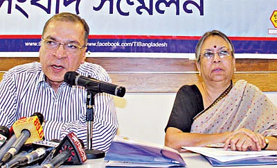 রাজধানীতে টিআইবির গবেষণা প্রতিবেদন উপস্থাপন অনুষ্ঠানে বক্তব্য দেন নির্বাহী পরিচালক ইফতেখারুজ্জামান। পাশে ট্রাস্টি বোর্ডের চেয়ারম্যান সুলতানা কামাল l প্রথম আলো
