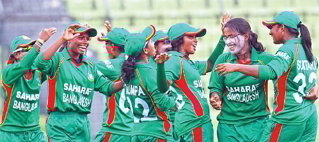 বাংলাদেশ জাতীয় মহিলা ক্রিকেট দলের খেলোয়াড়দের একটি মুহূর্ত। ছবি: শামসুল হক