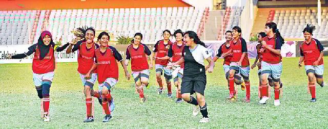 আন্তঃস্কুল ফুটবলের একটি ম্যাচে জয়ের পর ভিকারুননিসা নূন স্কুল দল