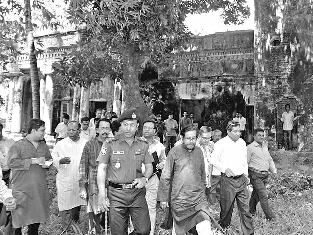 কুমিল্লার দক্ষিণ চর্থা এলাকায় উপমহাদেশের প্রখ্যাত সংগীতজ্ঞ শচীন দেববর্মনের বাড়ি গতকাল পরিদর্শন করেন সংস্কৃতিমন্ত্রী আসাদুজ্জামান নূর l প্রথম আলো