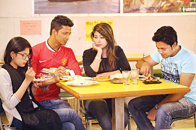 বন্ধুদের সঙ্গে রেস্তোরাঁয় আড্ডা, সেখানেও কি ডায়েট? মডেল: স্বর্ণা, গোধূলী, রনি ও রায়হান। ছবি: অধুনা