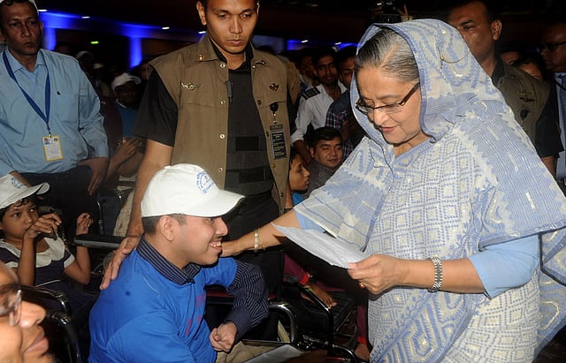 বঙ্গবন্ধু আন্তর্জাতিক সম্মেলন কেন্দ্রে অষ্টম বিশ্ব অটিজম সচেতনতা দিবসের অনুষ্ঠানে শিশুদের সঙ্গে কথা বলছেন প্রধানমন্ত্রী শেখ হাসিনা। ছবি: বাসস