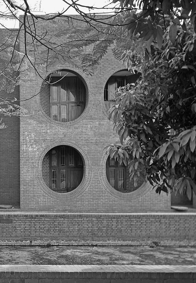 স্কটের ক্যামেরায় সংসদ ভবনের একাংশ