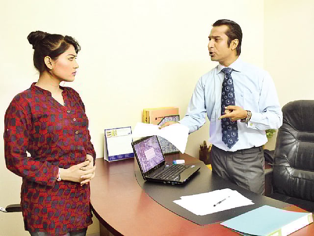 যে বসের ভয়ে তটস্থ থাকতে হয়, তিনি ভালো বস নন। মডেল: লোপা ও আশু, ছবি: সুমন ইউসুফ