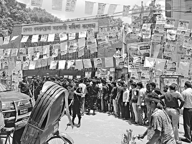 বদরুন্নেসা কলেজ ভোটকেন্দ্রের সামনে সোয়া ১২টায় ভোটারদের লাইন