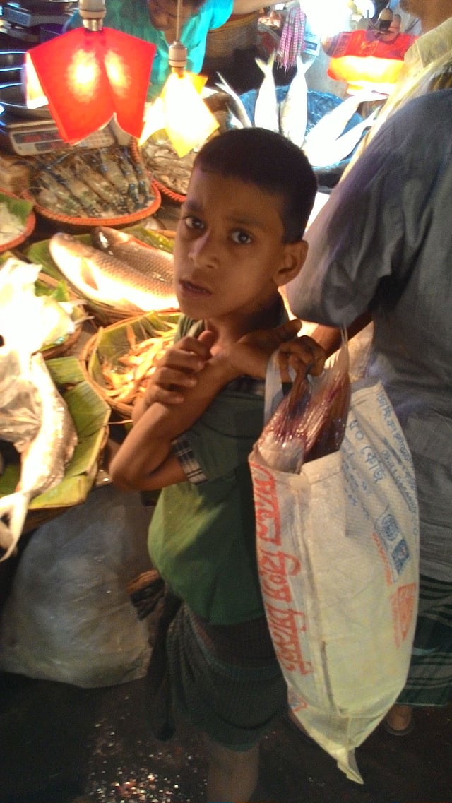 বাজারের থলে বহনে ক্লান্ত ওরা। কিন্তু উপায় নেই। ছবি : কমল জোহা খান