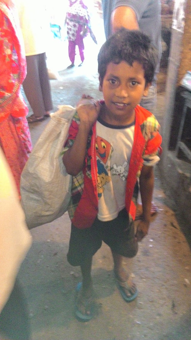 বাজারের থলে বহনে ক্লান্ত ওরা। কিন্তু উপায় নেই। ছবি : কমল জোহা খান