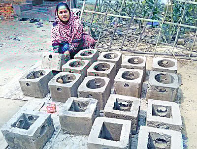 পরিবেশবান্ধব চুলা বানিয়ে বাড়ি বাড়ি সরবরাহ করছেন আফরোজা বুলবুল। সাধারণ চুলার তুলনায় জ্বালানি কাঠ কম লাগে বলে বন বঁাচাতে ভূমিকা রাখছে এই চুলা l প্রথম আলো