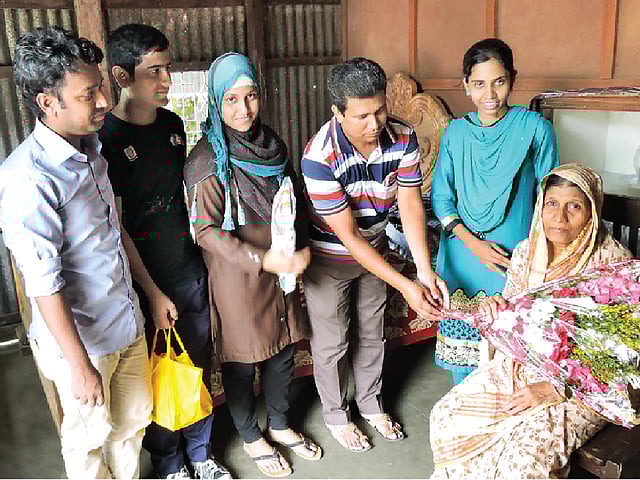 ঢাকায় থাকা ছেলের পক্ষ থেকে ফুলেল শুভেচ্ছা মা সামনা আফরোজের জন্য