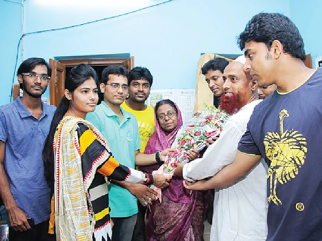 মা আফরোজা খানের সঙ্গে খুলনা বন্ধুসভার বন্ধুরা