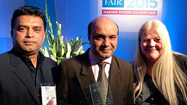 লন্ডন বুক ফেয়ারে পুরস্কার হাতে ভাস্কর ভট্টাচার্য।