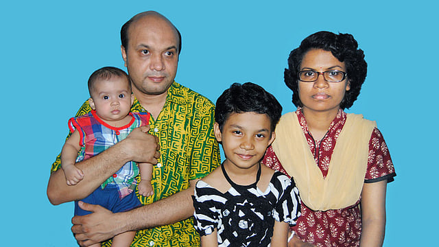 স্ত্রী ও দুই মেয়ের সঙ্গে ভাস্কর ভট্টাচার্য।