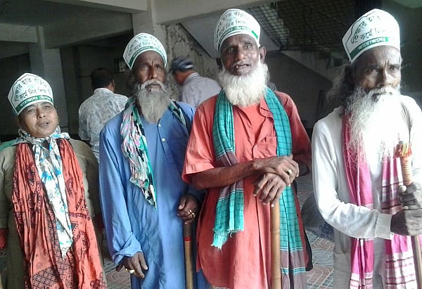 নিজেদের ভিক্ষুক হিসেবে পরিচয় দেওয়া কয়েকজন। ছবি: মানসুরা হোসাইন