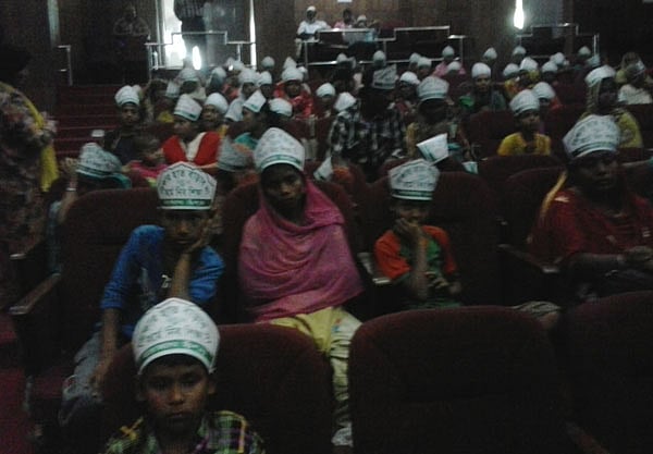 সমাবেশে স্কুল পড়ুয়া কয়েকজন শিশু। ছবি: মানসুরা হোসাইন