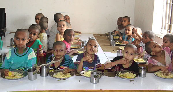 ছোটমণি নিবাসের শিশুদের দুপুরের খাওয়া চলছে। ছবি: সাবিনা ইয়াসমিন