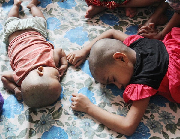 খেলতে খেলতে ঘুমিয়ে পড়েছে দুজন। ছবি: সাবিনা ইয়াসমিন