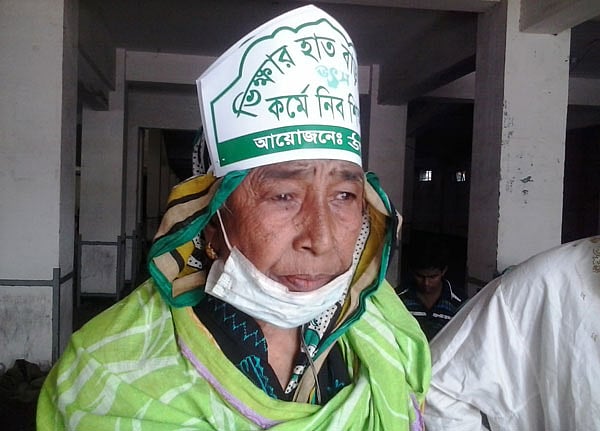 অন্যদের ছবি তুলতে দেখে এগিয়ে এলেন একজন প্রবীণ নারী। ছবি তোলার পর জানালেন তিনি ভিক্ষুক নন। ছবি: মানসুরা হোসাইন