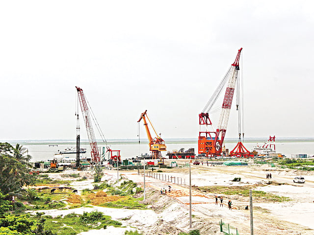 মূল সেতুর পরীক্ষামূলক পাইলিংয়ের কাজ চলছে। মাওয়া চৌরাস্তার এই দিক দিয়েই হবে পদ্মা সেতু। গত শুক্রবার ছবিটি তুলেছেন জাহিদুল করিম