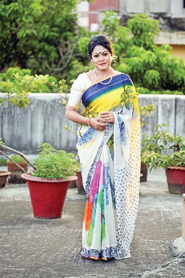 ফেরদৌস আরা শাড়ির সঙ্গে মিলিয়ে টিপ পরেন। খোঁপায় ফুল। ছবি: সুমন ইউসুফ