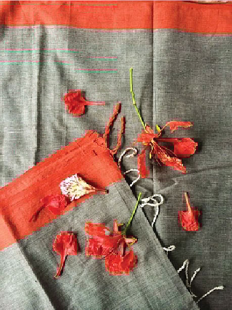 ছাই আর কমলায় শাড়ির রঙ যেন পিচঢালা পথের ওপর পড়ে থাকা কৃষ্ণচূড়া। ছবি: লেখক