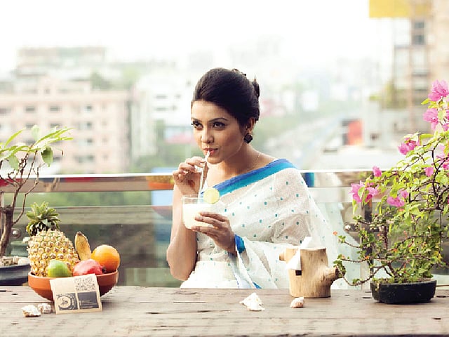 গরমে শরীরের পানির ঘাটতি পূরণে পানি ও পানীয় বেশি পরিমাণে পান করতে হবে। মডেল: ইশিকা, ছবি: অধুনা