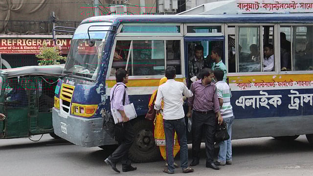 রাজধানী ঢাকায় এভাবেই পুরুষদের সঙ্গে পাল্লা দিয়ে নারীদের বাসে উঠতে ও নামতে হয়। ছবি: সাবিনা ইয়াসমিন