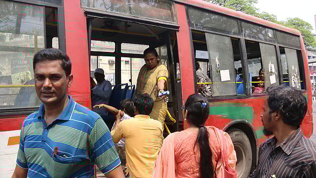 বিআরটিসির মহিলা বাস সার্ভিসের নারী সহকারী পুরুষ যাত্রী তুলছেন। ছবিটি গত বছরের মাঝামাঝি তোলা। ছবি: সাবিনা ইয়াসমিন।