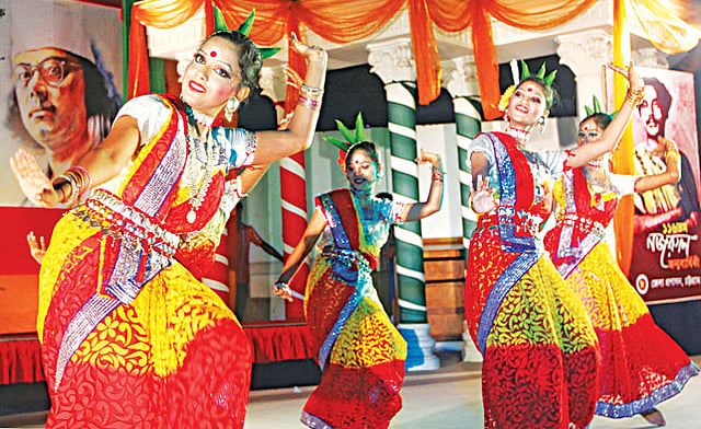 নজরুলজয়ন্তীতে শিল্পকলা একাডেমীর মুক্তমঞ্চে আয়োজিত অনুষ্ঠানে নৃত্য পরিবেশন করেন শিল্পীরা l সৌরভ দাশ