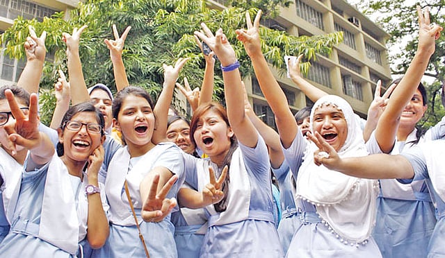 ফলাফল পেয়ে উচ্ছ্বসিত ভিকারুননিসা নূন স্কুল অ্যান্ড কলেজের ছাত্রীরা। শিক্ষাপ্রতিষ্ঠানটি এবার ঢাকা বোর্ডে চতুর্থ স্থান অধিকার করেছে l ছবি: প্রথম আলো
