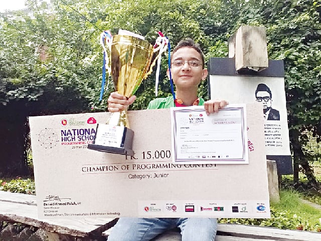 জাতীয় হাইস্কুল প্রোগ্রামিং প্রতিযোগিতায় জুনিয়র বিভাগের চ্যাম্পিয়ন মওদুদ হাসান l ছবি: সংগৃহীত