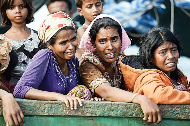 ভয়ংকর যাত্রা: সমুদ্রে ভাসমান মানুষের করুণ আর্তি। ছবি: এএফপি