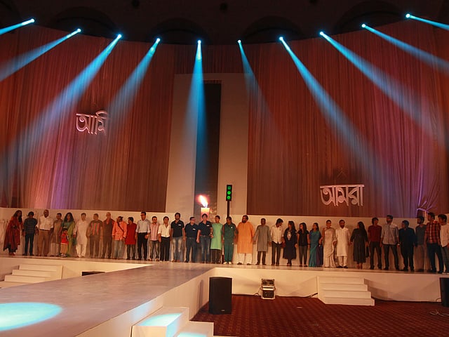 এক ফ্রেমে অনুষ্ঠানের শিল্পী-কলাকুশলী ও আয়োজকেরা। ছবি: জাহিদুল করিম