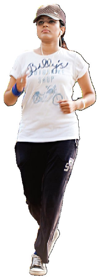 প্রতিদিন হঁাটেন