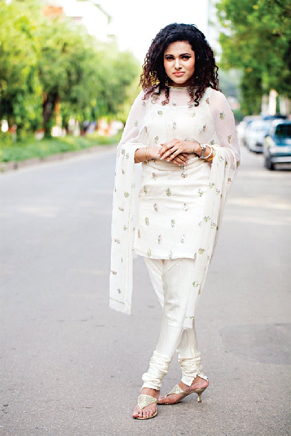 সালোয়ার-কামিজও পরা হয় ইমির। ছবি: কবির হোসেন