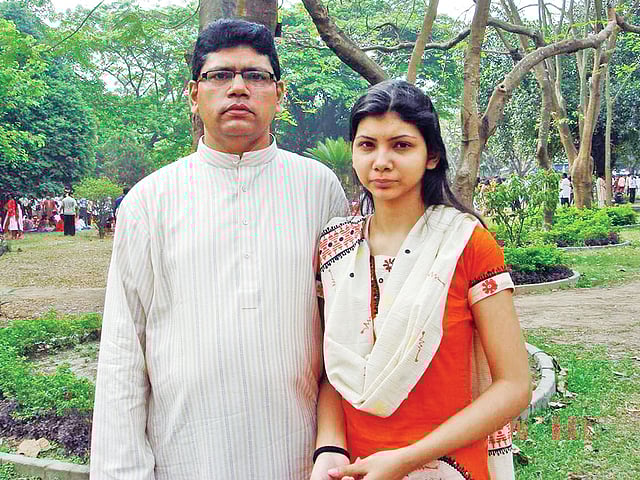 বাবা অধ্যাপক লুৎফুল কবীরের সঙ্গে চিকিৎসক ফারহাত লামিসা কবীর l ছবি: প্রথম আলো