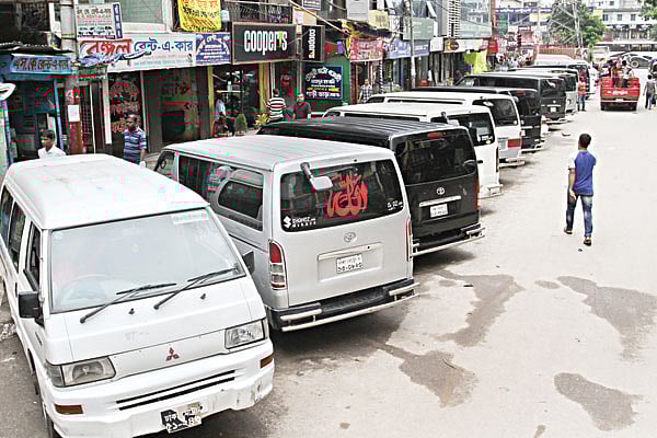 চিড়িয়াখানা রোডের এক পাশে রয়েছে রেন্ট–এ–কারের দোকান ছবি l প্রথম আলো