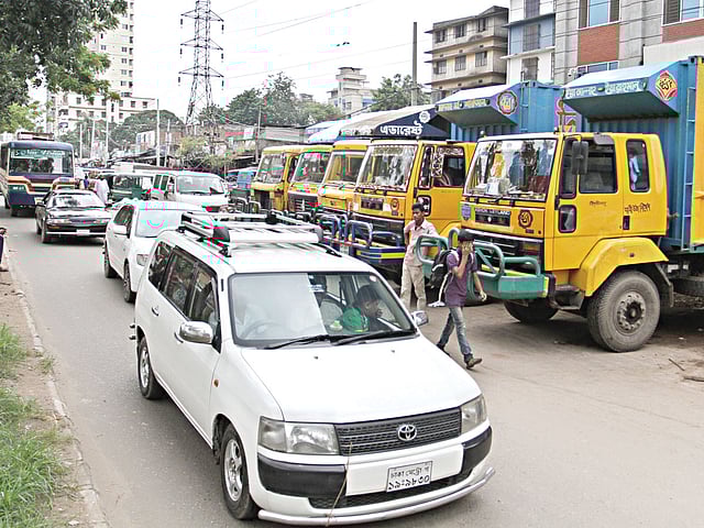 চিড়িয়াখানা রোডের প্রবেশমুখের এক পাশে সারি করে রাখা হয়েছে পিকআপ ভ্যান। গতকাল তোলা ছবি l প্রথম আলো