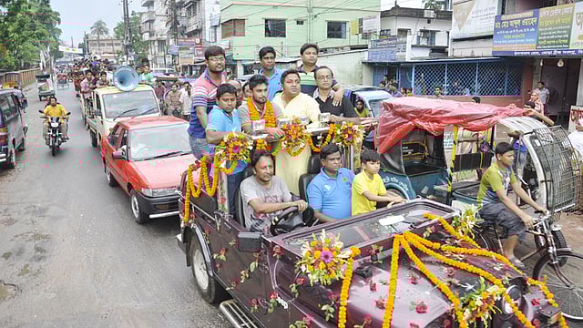 দিনাজপুরের বড় ময়দান ক্রীড়াপল্লিতে লিটন কুমার দাসকে সংবর্ধনা দিয়েছে দিনাজপুরবাসী। সংবর্ধনা দেওয়ার পর লিটন দাসকে নিয়ে মোটরগাড়ি ও মোটরসাইকেলের শোভাযাত্রা বের করা হয়। ছবি: প্রথম আলো