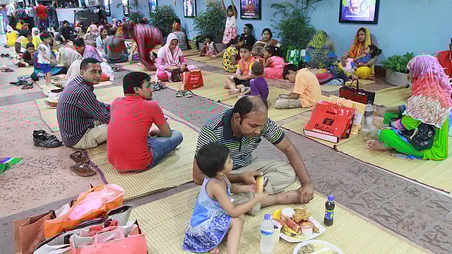 ইফতারে ফাস্ট ফুড খেতে অনেকেই বাইরে যাচ্ছেন। বসুন্ধরা শপিং মল থেকে তোলা ছবি। ছবি: জাহিদুল করিম