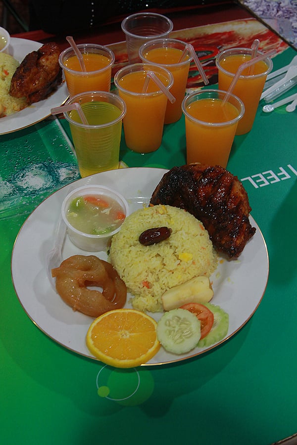 ফলের জুস, নানা ধরনের স্যুপ দিয়েও অনেকে ইফতার করছেন। ছবি: জাহিদুল করিম