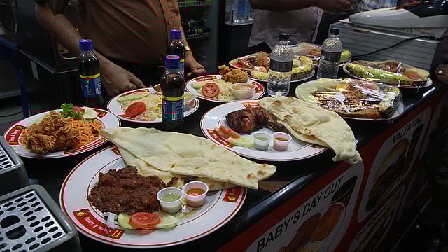 ইফতারি হিসেবে অনেকে নান রুটির সঙ্গে গ্রিলড চিকেন খাচ্ছেন। ছবি: জাহিদুল করিম