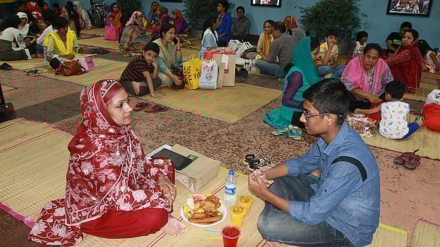 ইফতারের সময় হলে অনেকে হাতের কাছের ফাস্ট ফুডের দোকান থেকেই ইফতার সেরে নিচ্ছেন। বসুন্ধরা শপিং মল থেকে তোলা ছবি। ছবি: জাহিদুল করিম