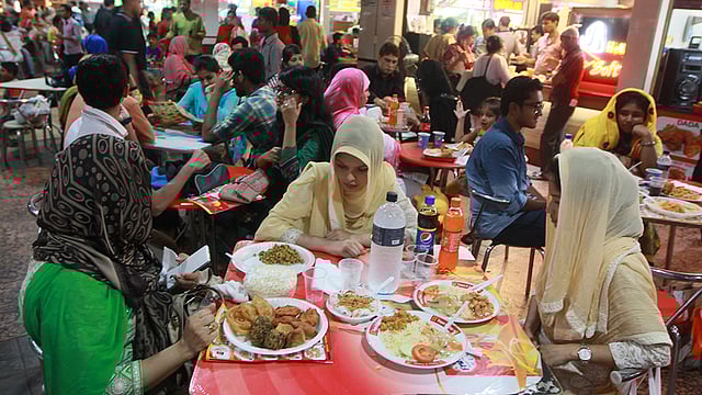 রোজা শুরু হওয়ার পর ফাস্ট ফুডের দোকানে ইফতারের সময় ক্রেতাদের ভিড় বেড়েছে। বসুন্ধরা শপিং মল থেকে তোলা ছবি। ছবি: জাহিদুল করিম