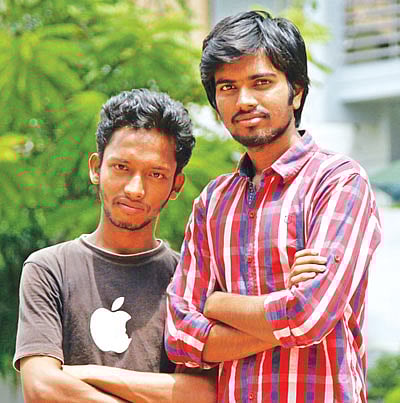 বিদ্যালয় গড়ে তোলার মূল উদ্যোক্তা দুই বন্ধু বেলাল হোসেন (বাঁয়ে) ও নাহিদ হাসান l প্রথম আলো